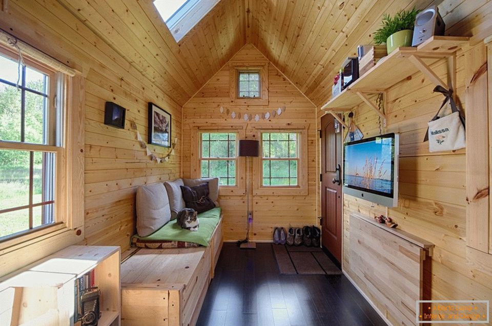 Notranjost majhne lesene koče
