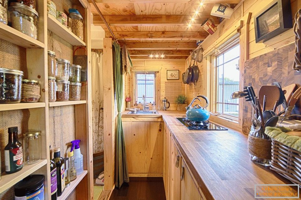 Kuhinja majhne lesene koče