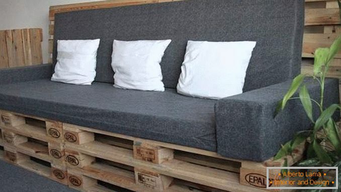 Preprost kavč, izdelan iz lesenih palet