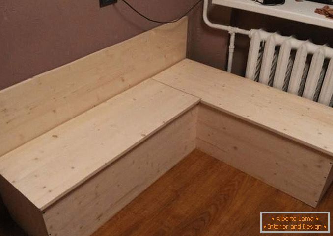 Kotni kavč v kuhinji z lastnimi rokami iz lesa s škatlami za shranjevanje