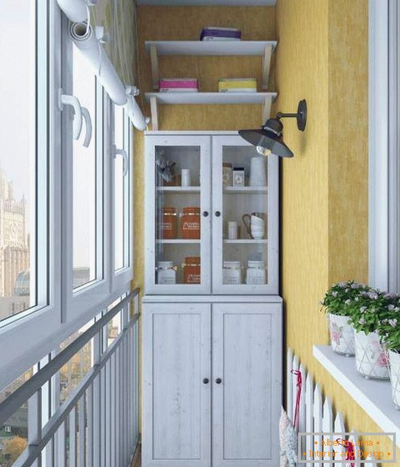 Stari bife kot garderobna omara na balkonu - notranja fotografija
