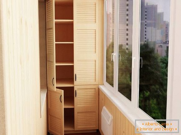 vgrajena garderobna omara za manjši balkon