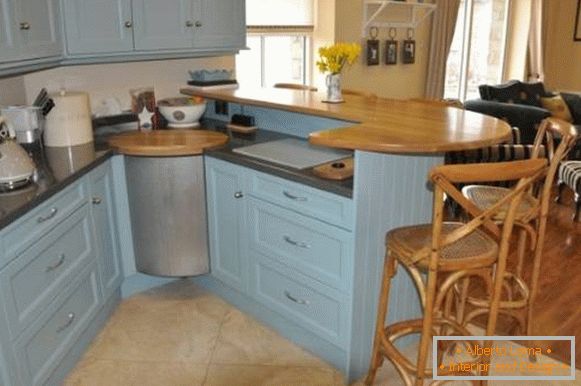 Modri ​​kuhinjski kotiček z barskim štedilnikom - fotografija v notranjosti