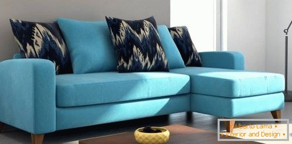 Majhen kotiček na kavču v modri barvi