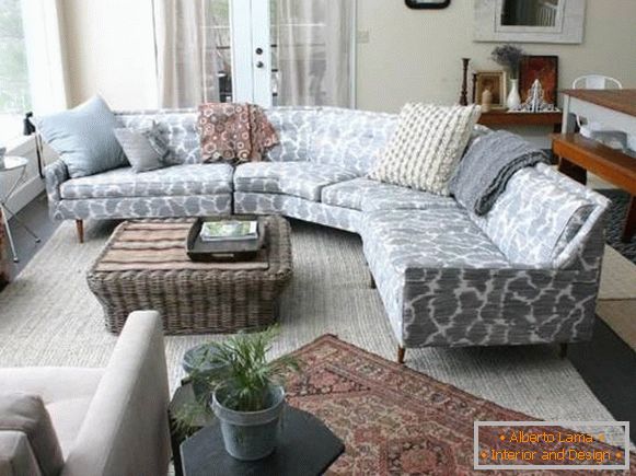 Kompaktni kotni kavč v oblikovanju dnevne sobe