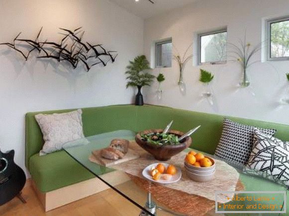 udoben zeleni kotiček na kavču v kuhinji