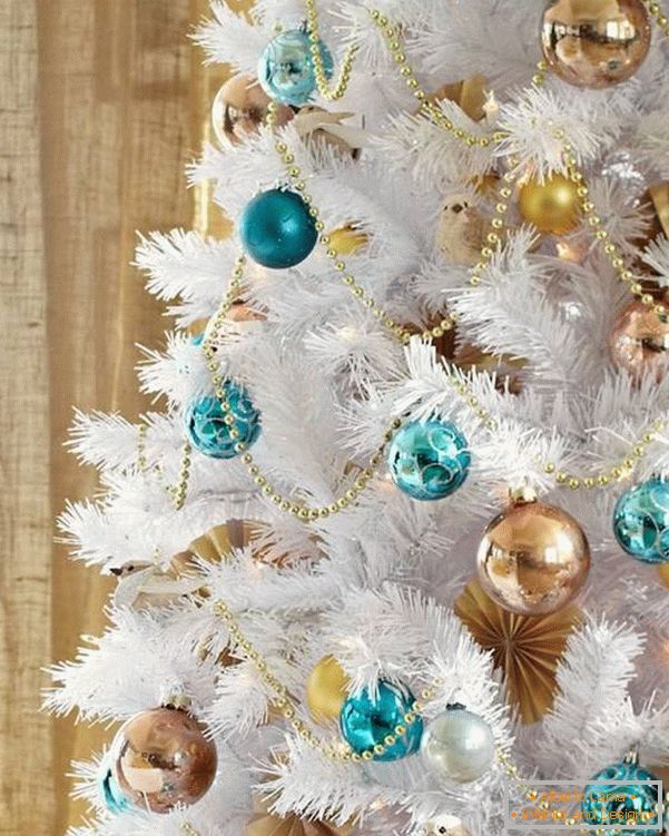 Božično drevo z zlatimi in modrimi igračami