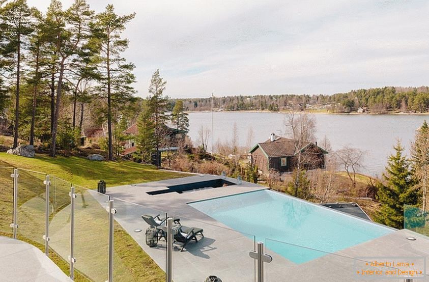 Pogled iz okna luksuzne vile na Švedskem