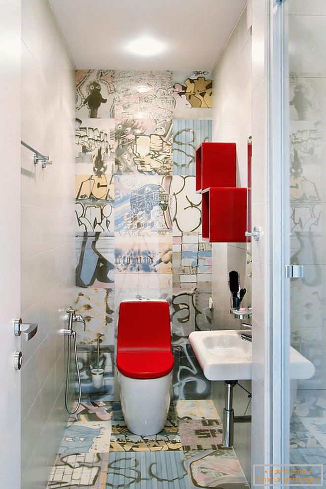 WC z svetlo rdečim pokrovom v ekstravagantno urejenem stranišču