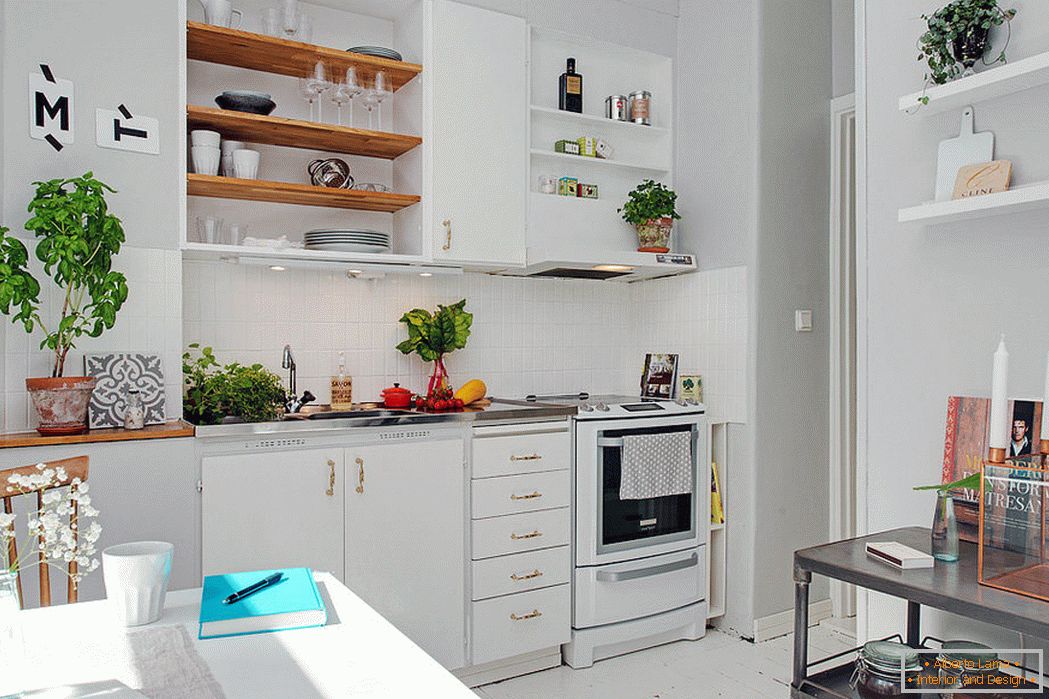 Notranjost majhne kuhinje v beli barvi