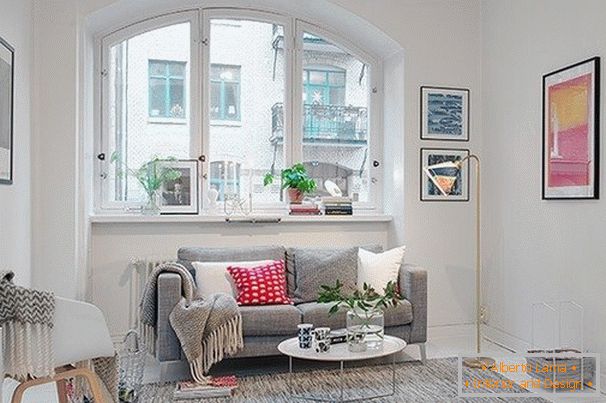Dnevna soba v majhnem stanovanju v skandinavskem slogu