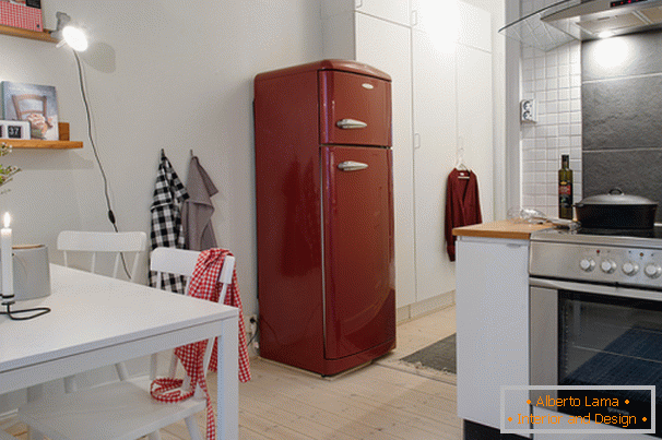 Kuhinja majhnega apartmaja v skandinavskem slogu