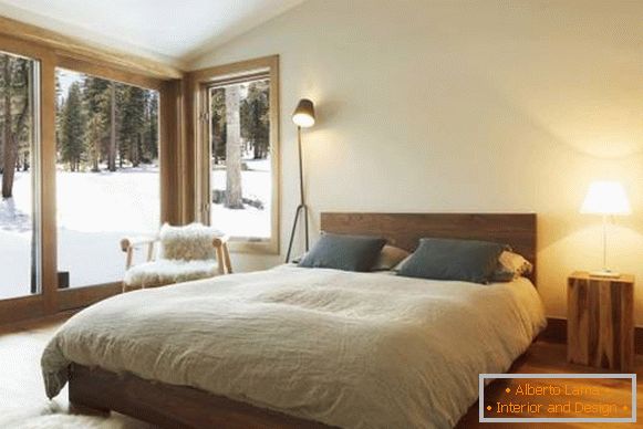 udobno-spalnica-z velikimi okni-v-gozd