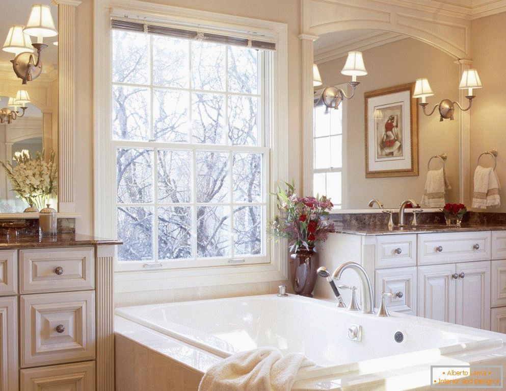 Notranjost v klasičnem stilu s kopalnico ob oknu