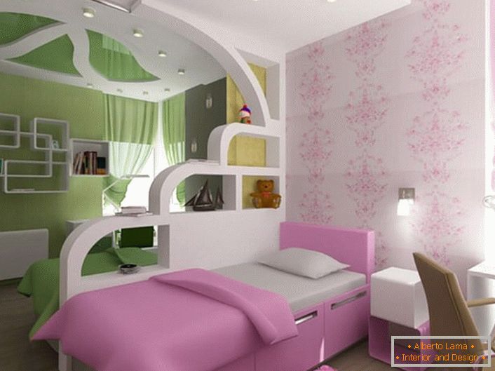 Otroška soba za brat in sestro je razdeljena na dve coni z dekorativno steno iz mavčnih plošč. 