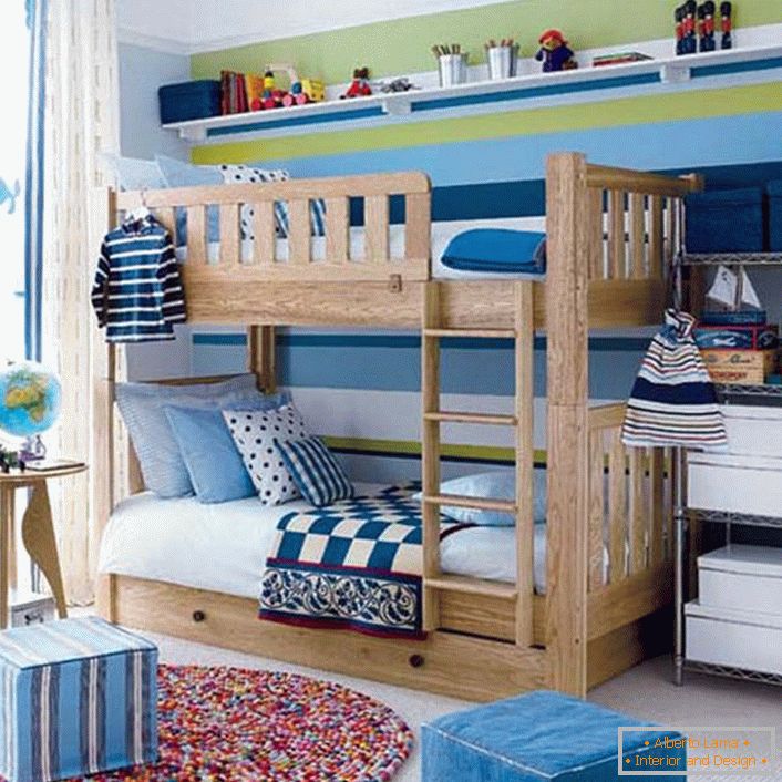 Majhna otroška soba za dečke je urejena v skandinavskem slogu.