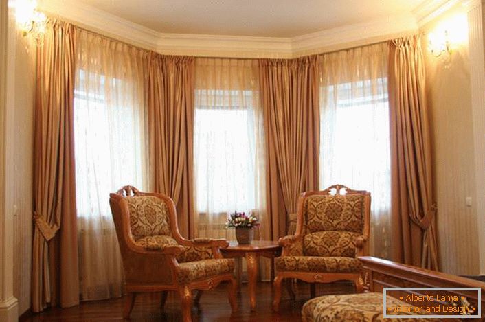 Oblikovite zavese za prostorno dnevno sobo z okenskim predelom v klasičnem slogu.