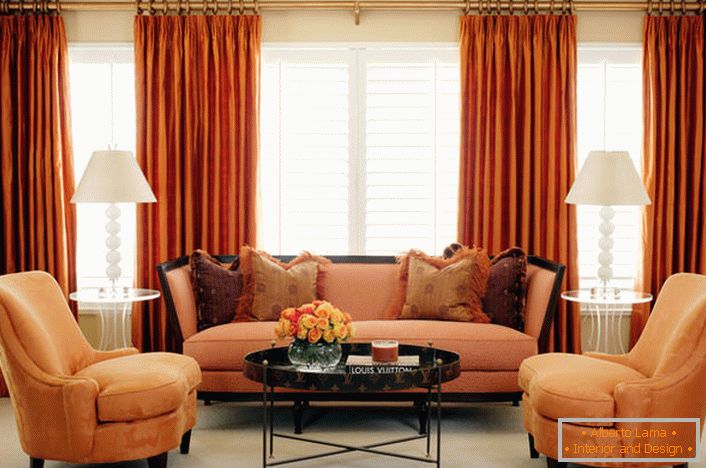 Primer idealne kombinacije prosojnih rimskih zaves in težkih tapiserija zaves pod barvo notranjosti dnevne sobe in pohištva.