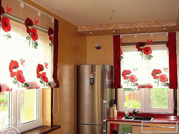 Vesela kuhinja s prosojnimi zavesami s svetlo rdečimi rožami.