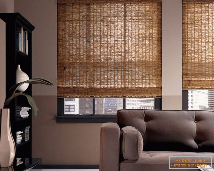 Dvižne zavese iz bambusa - nestandardna različica notranje opreme moderne prostorne dnevne sobe ali pisarne.