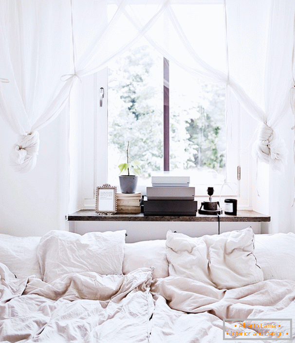 Svetle zavese za posteljo