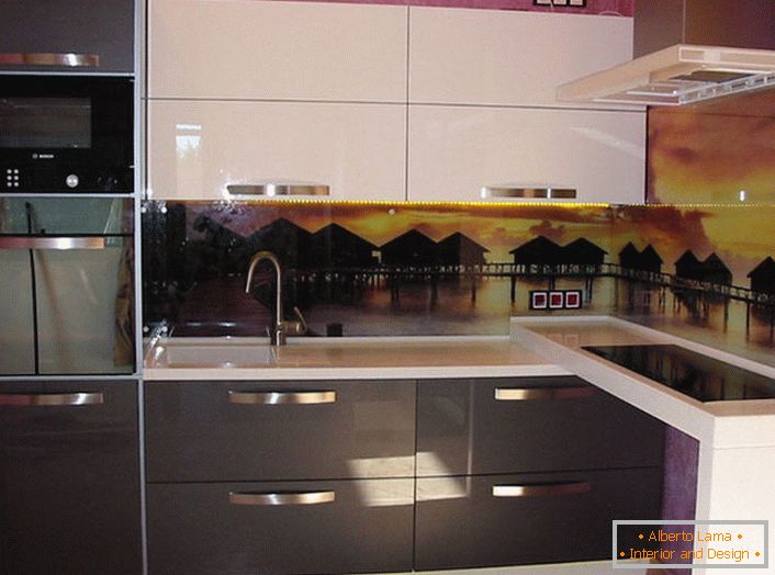 Kuhinja v visokotehnološkem slogu. Na fotografiji na desni je indukcijska plošča varna in ekonomična.