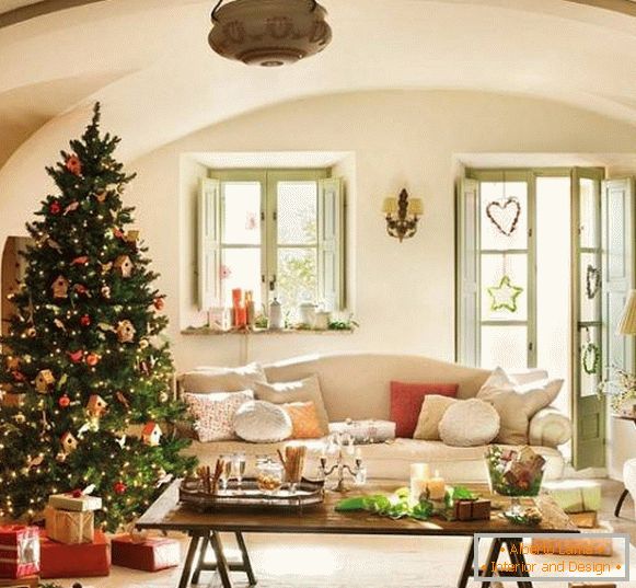 Božično drevo z domačim dekorjem
