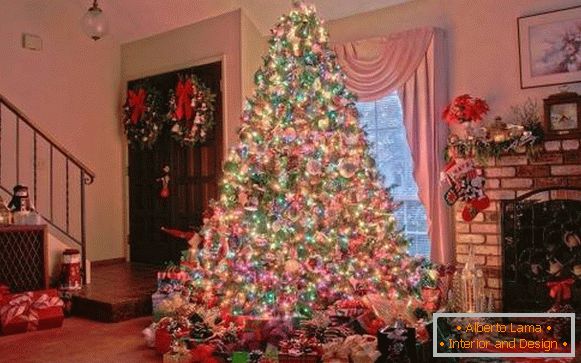 Veliko lepo božično drevo