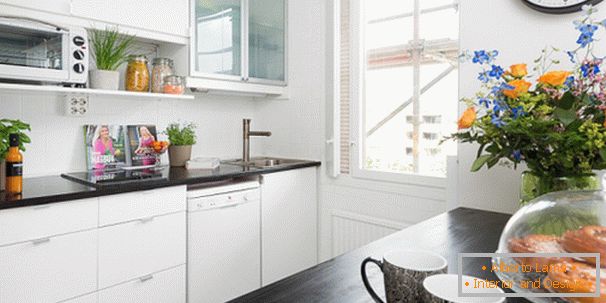 Kuhinja v beli barvi s črnimi poudarki