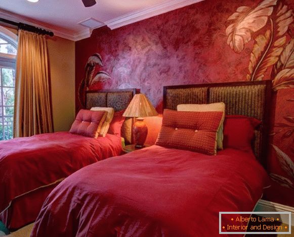 Rdeča beneška štukatura v notranjosti spalnice