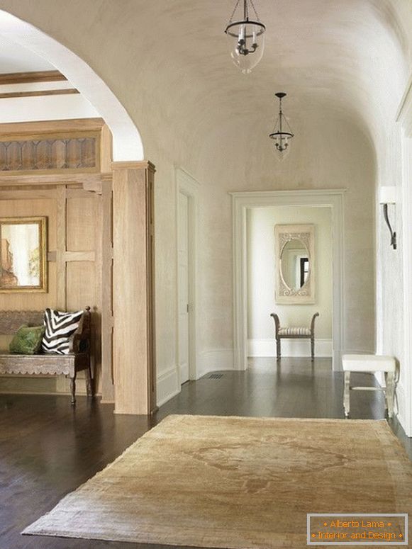 Luksuzen beneški štukat na fotografijah koridorja