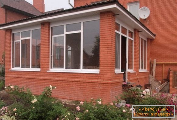 Kako pritrditi verando na fotografijo opečne hiše 2