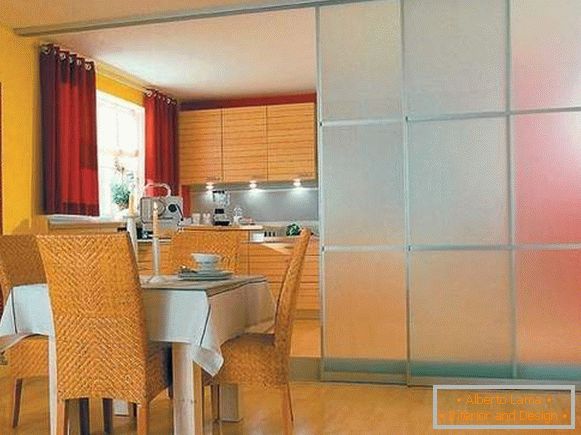 Drsna vrata v kuhinjo s steklom - predelna stena v notranjosti