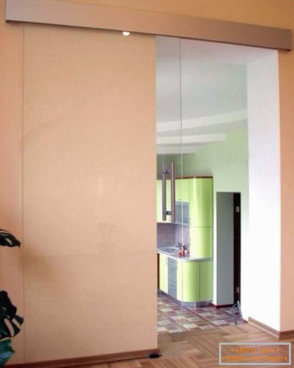 Prozorna steklena vrata v kuhinjo - drsna možnost