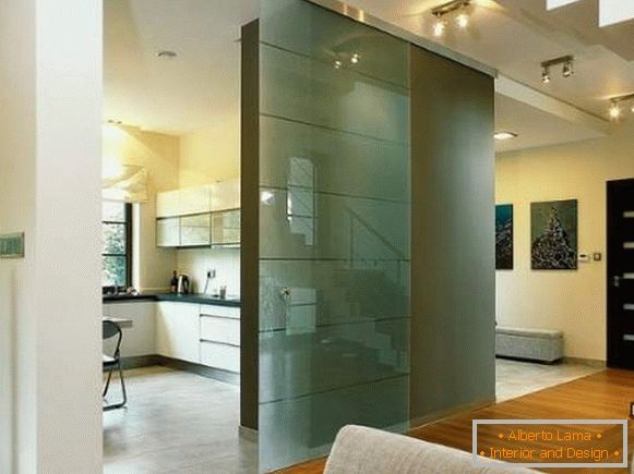 Steklena vrata v kuhinjo v moderni notranjosti