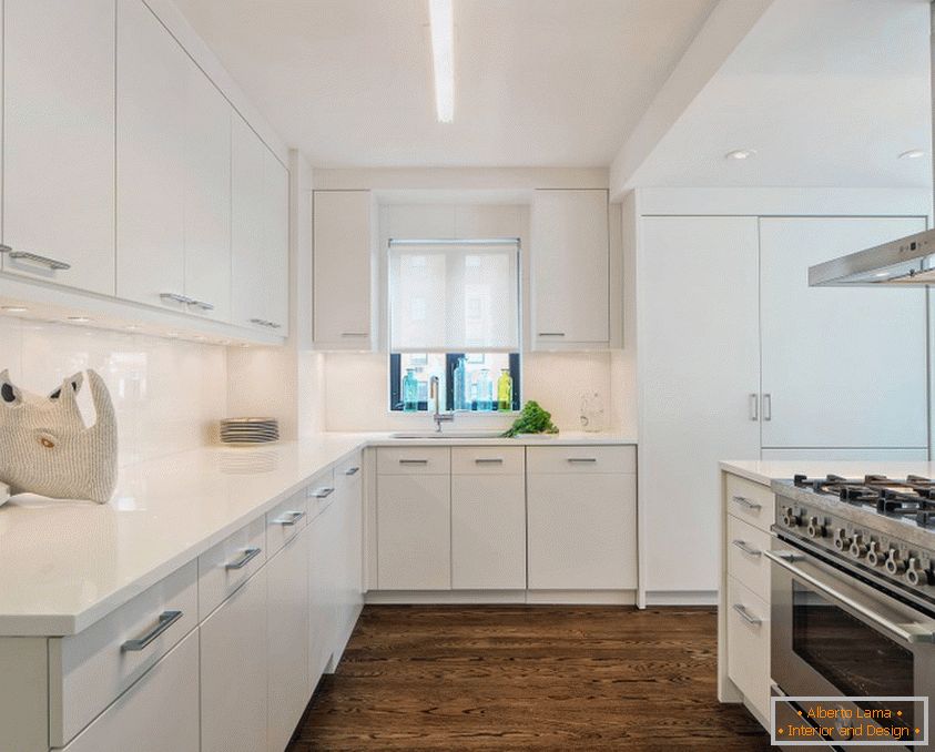 Moderna kuhinja v belih tonih s temnim nadstropjem in povsem belo strop