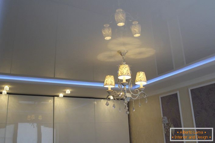Neonski trak, ki deli stene raztezne stropa, - nenavadna in spektakularna razsvetljava za sobo.
