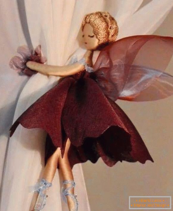 Nosilec za otroško zaveso dekle metulj