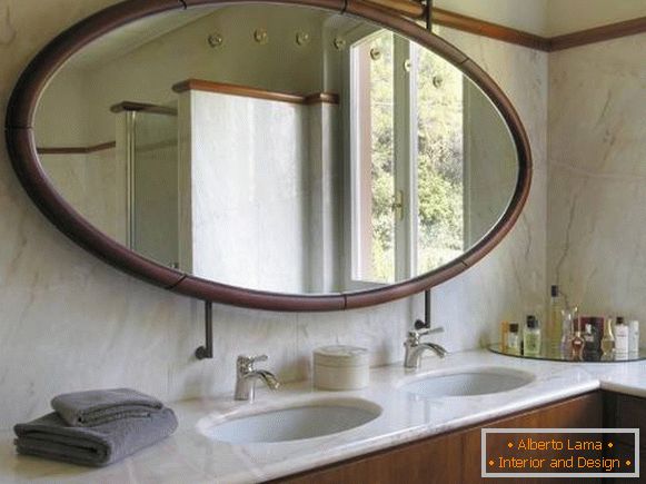 Veliko ovalno ogledalo v kopalnici