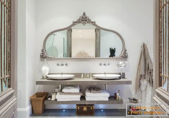 Elegantno veliko ogledalo s policami v kopalnici