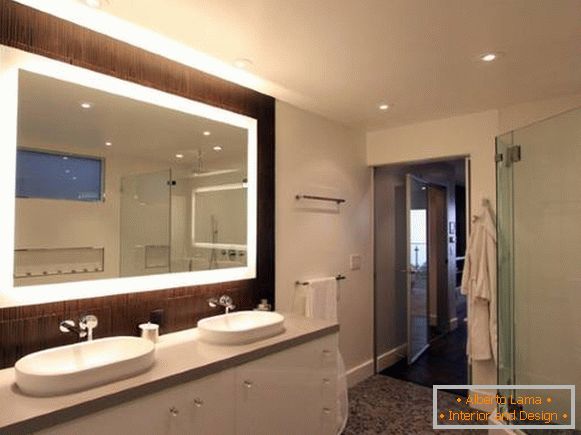 Pravokotno ogledalo z osvetlitvijo v kopalnici