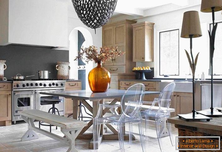 Kuhinja v eklektičnem slogu je zanimiva kombinacija barvnih kompozicij. Bledo siva in svetlo bež so ugodno združeni v celotnem konceptu sloga.