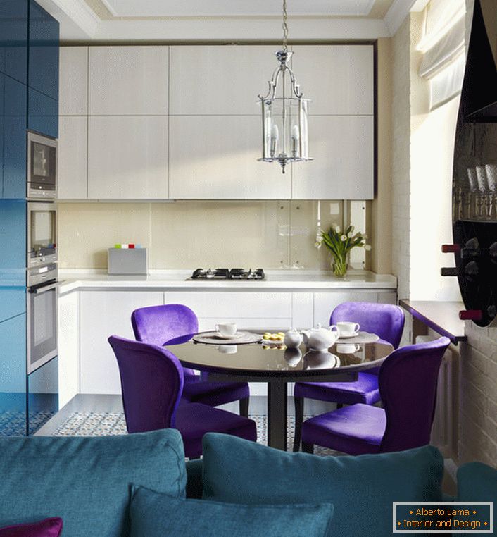 Eklektični stil je odličen za majhno kuhinjo. Temni tirkiz je ugodno kombiniran z nevtralno belo in vizualno povečuje prostor.