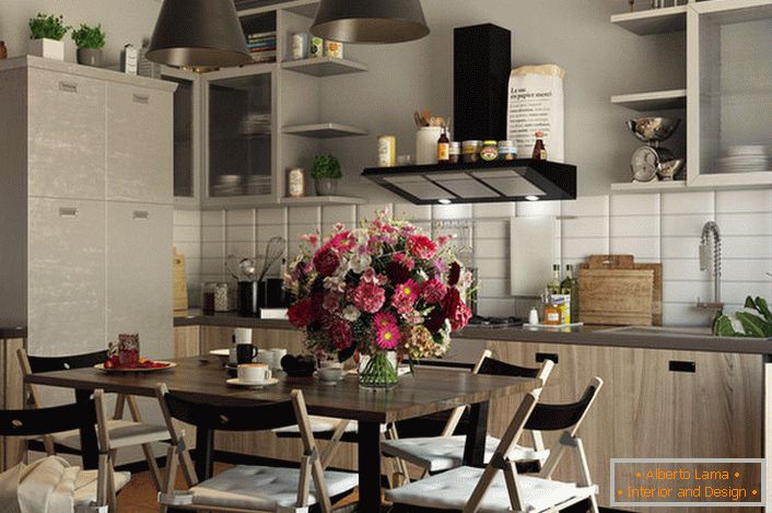 Kuhinja je urejena v eklektičnem slogu. Enostavnost in skromnost pohištvenega sklopa dopolnjujejo kompozicije iz cvetja.
