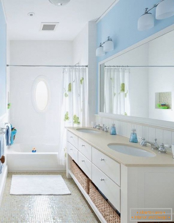 Mala kopalnica v modri barvi