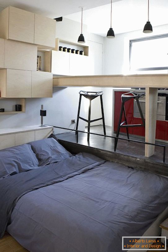 Studio apartma v črno-beli barvi с красными акцентами
