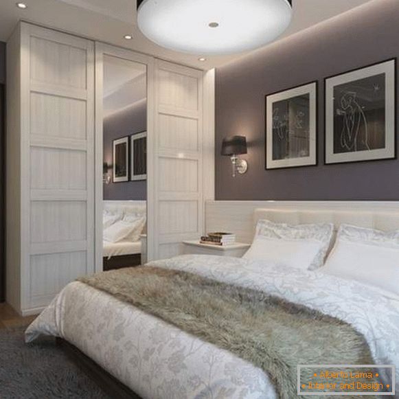 Vgrajena garderoba v spalnici v sodobnem slogu z ogledalom in razsvetljavo