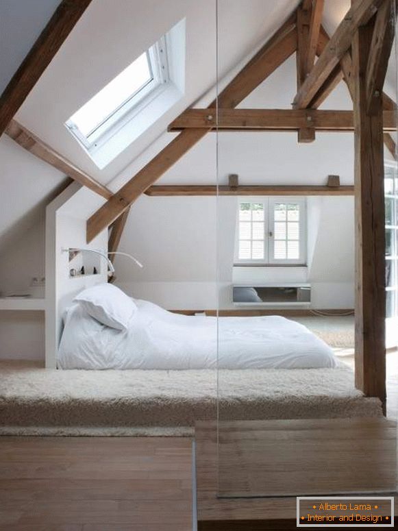 Oblika podstrešja - fotografija spalnice z verando