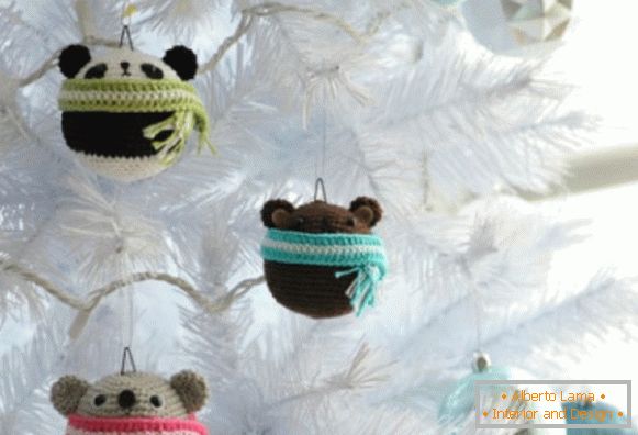 Pleteni medvedi za dekoracijo božičnega drevesa