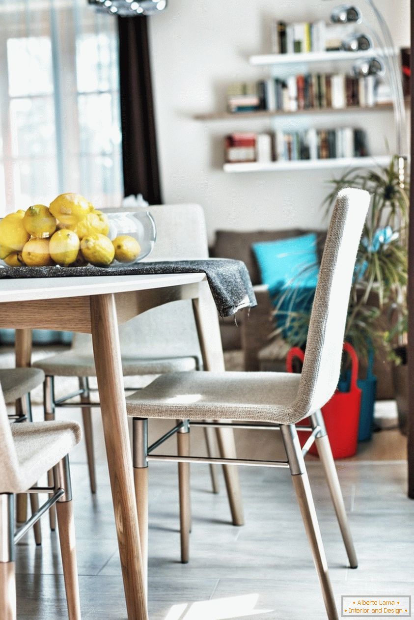 Notranjost jedilnice, miza z limonami